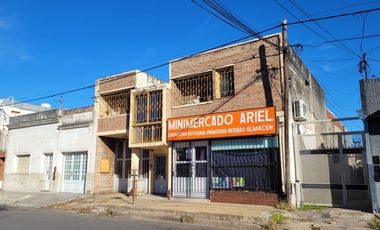 Casa con local comercial y galpón con accesos independientes. Ideal renta!