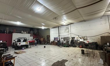 Local en  Lisandro de la Torre y Furques