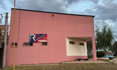 Local en  Lisandro de la Torre y Furques