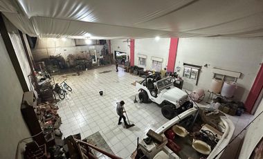 Local en  Lisandro de la Torre y Furques