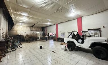 Local en  Lisandro de la Torre y Furques