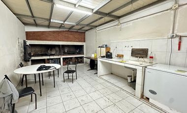 Local en  Lisandro de la Torre y Furques