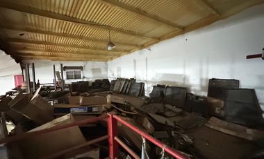 Local en  Lisandro de la Torre y Furques