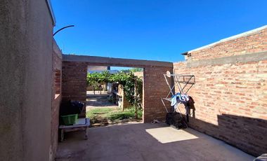 En Venta, Casa de 2 Dormitorios con Pileta,  B° Aitue, Senillosa