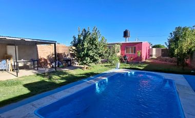 En Venta, Casa de 2 Dormitorios con Pileta,  B° Aitue, Senillosa