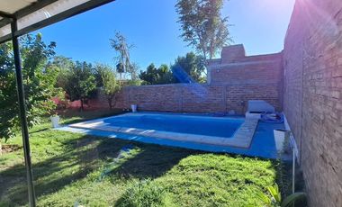 En Venta, Casa de 2 Dormitorios con Pileta,  B° Aitue, Senillosa