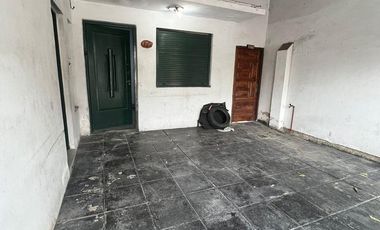 PH DE 3 AMBIENTES CON LOCAL VENTA EN M. GONZALEZ BALCARCE  3358  (REMEDIOS DE ESCALADA)