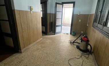 PH DE 3 AMBIENTES CON LOCAL VENTA EN M. GONZALEZ BALCARCE  3358  (REMEDIOS DE ESCALADA)