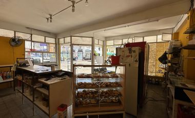 Local en 25 de Mayo y 3 de Febrero