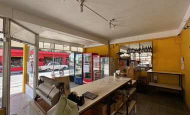 Local en 25 de Mayo y 3 de Febrero