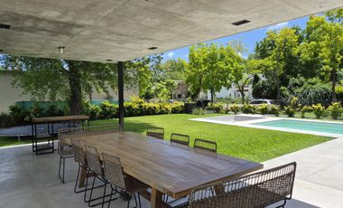 TEMPORADA ENERO 2026. Casa racionalista! 3 dormitorios en suite . Fogonero. 3 sectores picinas.