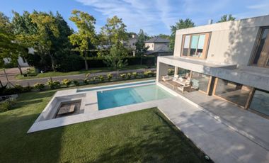 TEMPORADA ENERO 2026. Casa racionalista! 3 dormitorios en suite . Fogonero. 3 sectores picinas.