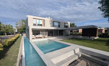 TEMPORADA ENERO 2026. Casa racionalista! 3 dormitorios en suite . Fogonero. 3 sectores picinas.