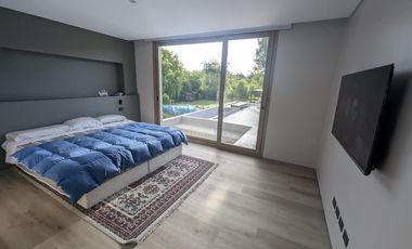 TEMPORADA ENERO 2026. Casa racionalista! 3 dormitorios en suite . Fogonero. 3 sectores picinas.