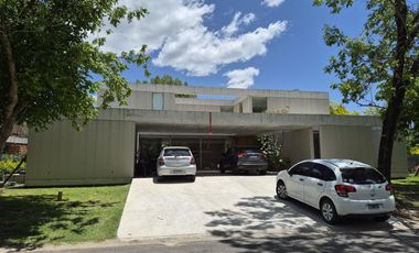 TEMPORADA ENERO 2026. Casa racionalista! 3 dormitorios en suite . Fogonero. 3 sectores picinas.