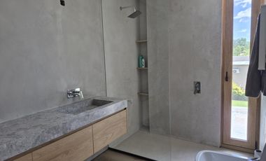 TEMPORADA ENERO 2026. Casa racionalista! 3 dormitorios en suite . Fogonero. 3 sectores picinas.