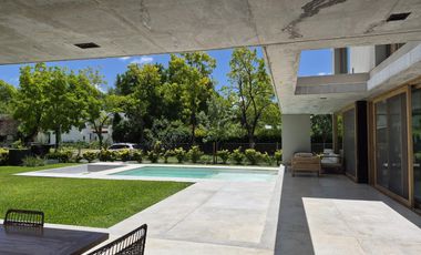 TEMPORADA ENERO 2026. Casa racionalista! 3 dormitorios en suite . Fogonero. 3 sectores picinas.