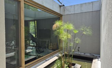 TEMPORADA ENERO 2026. Casa racionalista! 3 dormitorios en suite . Fogonero. 3 sectores picinas.