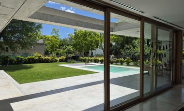 TEMPORADA ENERO 2026. Casa racionalista! 3 dormitorios en suite . Fogonero. 3 sectores picinas.