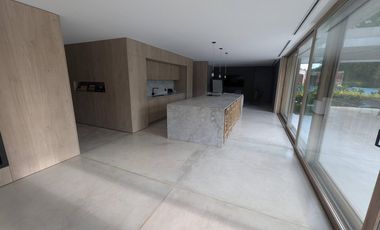 TEMPORADA ENERO 2026. Casa racionalista! 3 dormitorios en suite . Fogonero. 3 sectores picinas.