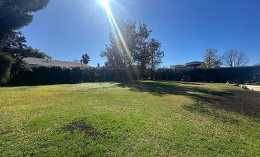 “Tu futuro hogar, en un entorno seguro y natural – Terreno parquizado en Kentucky”