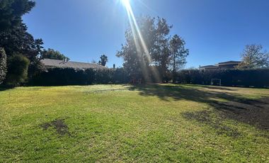 “Tu futuro hogar, en un entorno seguro y natural – Terreno parquizado en Kentucky”