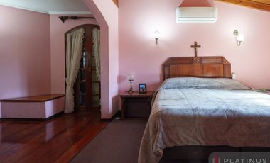 Casa en Venta de 8 Dormitorios, 688m2, Apto Crédito - Barrio Cerro Chico