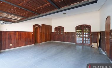 Casa en Venta de 8 Dormitorios, 688m2, Apto Crédito - Barrio Cerro Chico