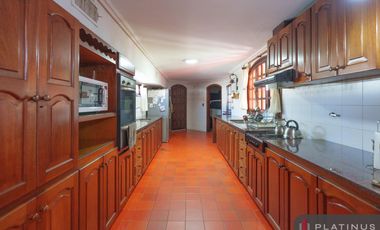Casa en Venta de 8 Dormitorios, 688m2, Apto Crédito - Barrio Cerro Chico