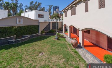 Casa en Venta de 8 Dormitorios, 688m2, Apto Crédito - Barrio Cerro Chico
