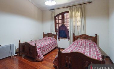 Casa en Venta de 8 Dormitorios, 688m2, Apto Crédito - Barrio Cerro Chico