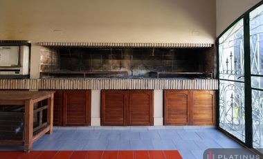 Casa en Venta de 8 Dormitorios, 688m2, Apto Crédito - Barrio Cerro Chico