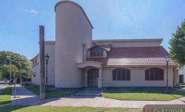 Casa en Venta de 8 Dormitorios, 688m2, Apto Crédito - Barrio Cerro Chico