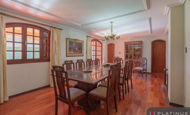 Casa en Venta de 8 Dormitorios, 688m2, Apto Crédito - Barrio Cerro Chico