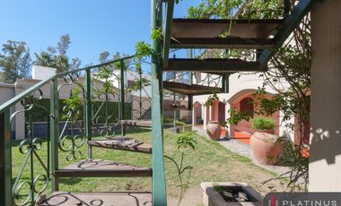 Casa en Venta de 8 Dormitorios, 688m2, Apto Crédito - Barrio Cerro Chico
