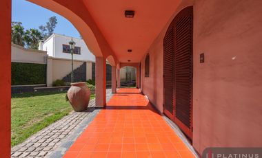 Casa en Venta de 8 Dormitorios, 688m2, Apto Crédito - Barrio Cerro Chico