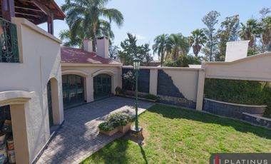 Casa en Venta de 8 Dormitorios, 688m2, Apto Crédito - Barrio Cerro Chico