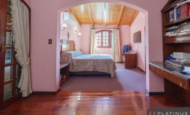 Casa en Venta de 8 Dormitorios, 688m2, Apto Crédito - Barrio Cerro Chico