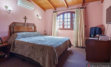 Casa en Venta de 8 Dormitorios, 688m2, Apto Crédito - Barrio Cerro Chico