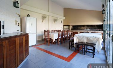 Casa en Venta de 8 Dormitorios, 688m2, Apto Crédito - Barrio Cerro Chico