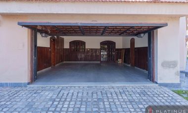Casa en Venta de 8 Dormitorios, 688m2, Apto Crédito - Barrio Cerro Chico