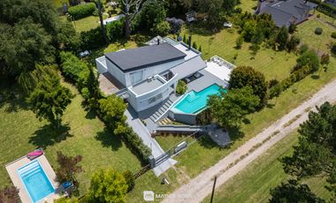 Casa en Sierra De Los Padres - Piscina - Moderna