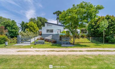Casa en Sierra De Los Padres - Piscina - Moderna