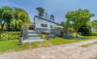 Casa en Sierra De Los Padres - Piscina - Moderna