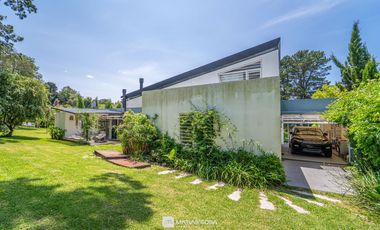 Casa en Sierra De Los Padres - Piscina - Moderna