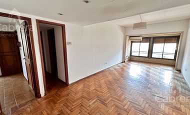 Departamento en venta de dos dormitorios con cochera en La Plata