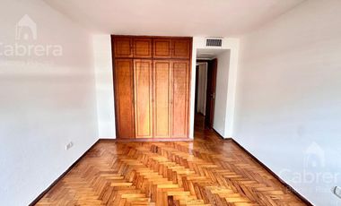 Departamento en venta de dos dormitorios con cochera en La Plata