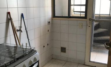 Departamento  3 ambientes con terraza propia y cochera .