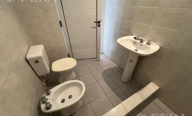 Venta galpón con oficina y baño en Wilde