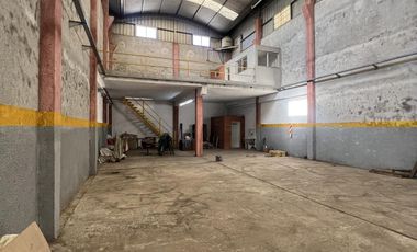 Venta galpón con oficina y baño en Wilde